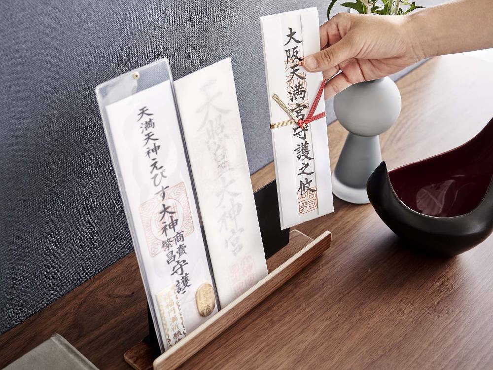 RIN/リンの神札スタンド。スチールと天然木積層合板製で、紙や箸などのキッチン用品が置かれている様子。