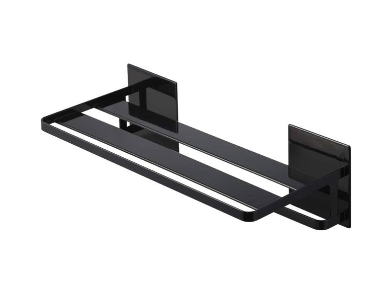 マグネット式スチール製バスルームタオル棚が壁に固定され、棚とバーが配置された様子