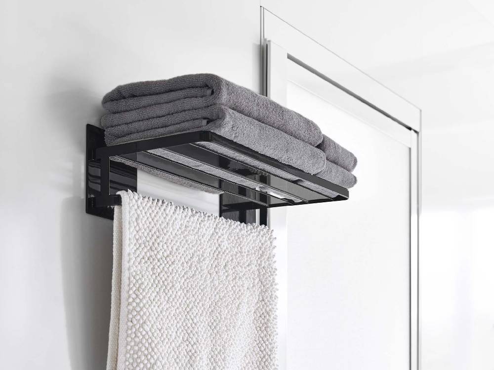 マグネットバスタオル棚が浴室のスチール壁に取り付けられ、タオルやリネンが整然と掛けられている様子。