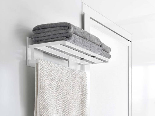 銀色のマグネット式バスタオル棚が浴室の壁に設置され、タオルが掛けられている様子を示す画像