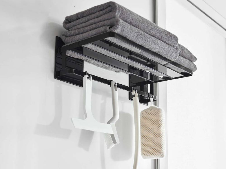 スチール製のマグネットバスルームバスタオル棚が壁に固定され、タオルが掛けられている様子