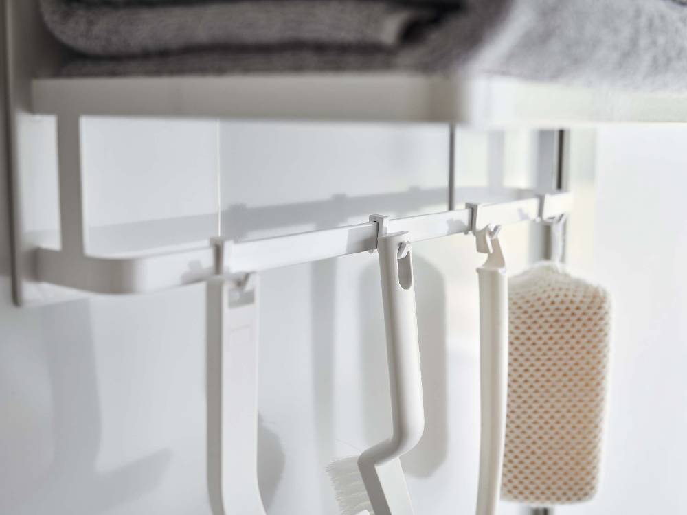 洗面所の壁に取り付けられたスチール製マグネットバスルームバスタオル棚にタオルが掛けられている様子