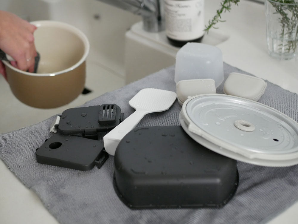 récolteのクッキングライスクッカーと調理トレイに盛られたおかずが並ぶキッチン用品の画像