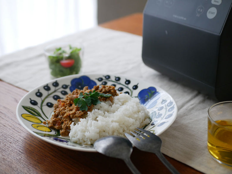 「recolte」クッキングライスクッカーでご飯と新鮮な野菜を同時に調理している様子