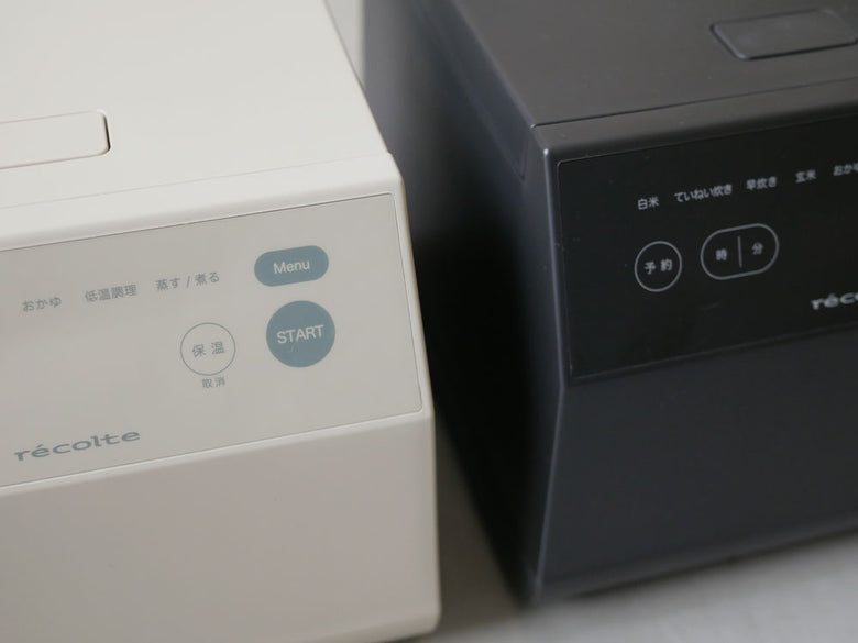 レコルトのクリームホワイトクッキングライスクッカーがキッチンカウンターに置かれている様子