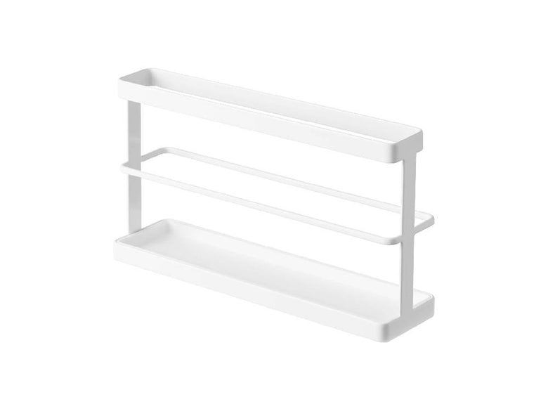 スチールとポリプロピレンで作られたツーウェイベランダスリッパラック トレー付きが棚に配置されている家庭用品収納シェルフ