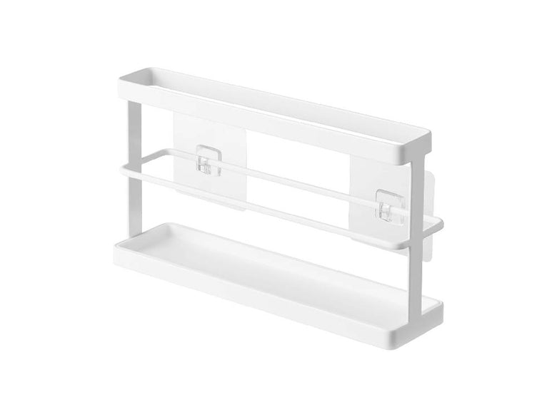 【tower/タワー】ツーウェイベランダスリッパラック トレー付きのスチール製棚。プラスチック製トレーとフィルムフックが併設されたディスプレイケース