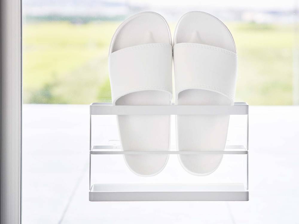 白と銀色のプラスチックとスチール製トレー付きツーウェイベランダスリッパラック