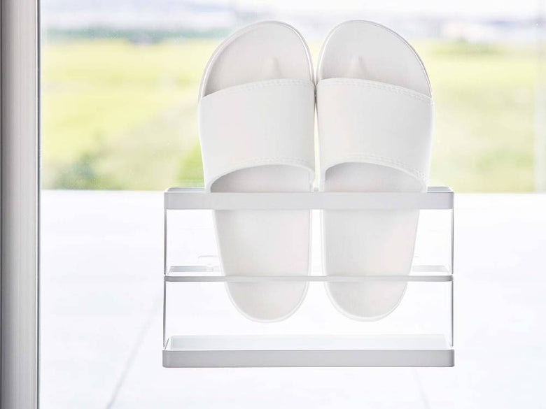白と銀色のプラスチックとスチール製トレー付きツーウェイベランダスリッパラック