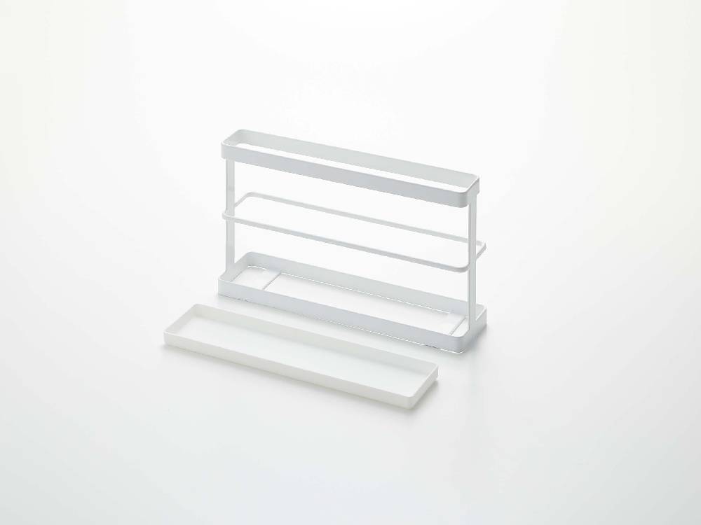 スチールとポリプロピレン製のツーウェイベランダスリッパラック トレー付きが棚やディスプレイケースに配置されている家庭用品の画像