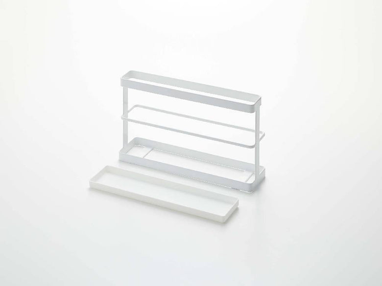 スチールとポリプロピレン製のツーウェイベランダスリッパラック トレー付きが棚やディスプレイケースに配置されている家庭用品の画像