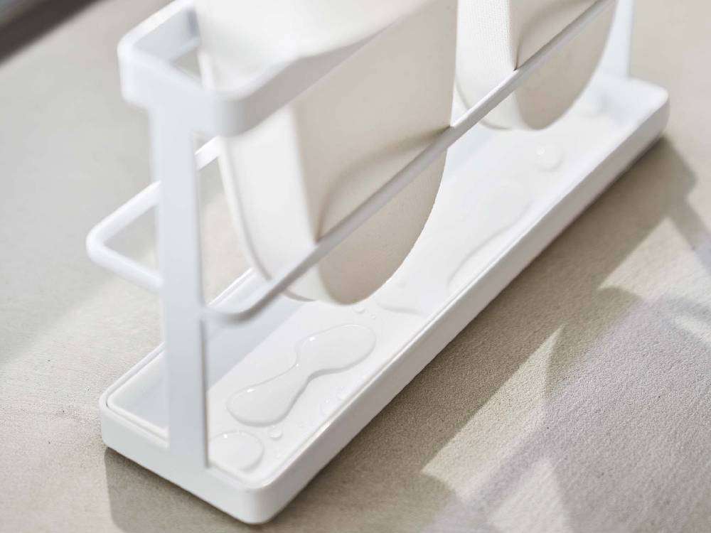 スチールとポリプロピレン素材のタワー ツーウェイベランダスリッパラック トレー付き、プラスチック製のキッチン用品やオフィス用品を整理する多機能ラック