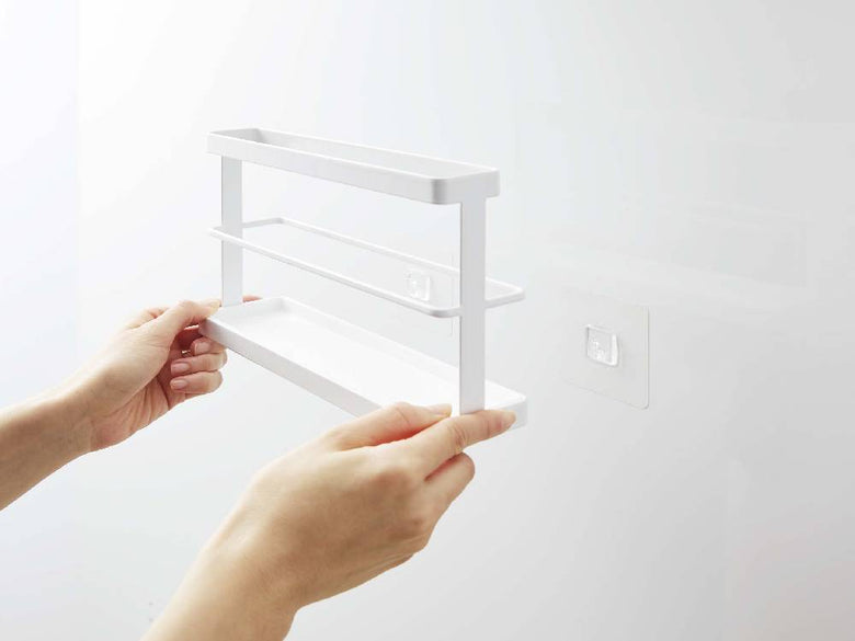 ツーウェイベランダスリッパラック トレー付きのスチール製シェルフがプラスチック製トレーとオフィス用品とともに陳列されている様子