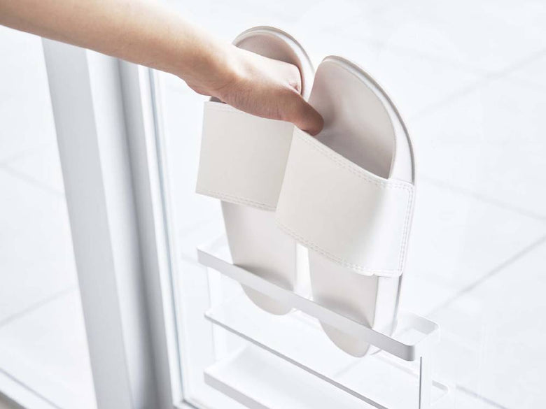 白と銀色のスチール製ツーウェイベランダスリッパラック、プラスチック製トレー付き