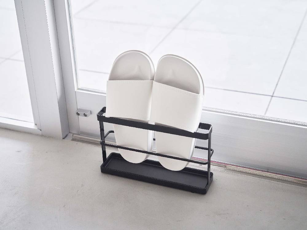 tower/タワーのツーウェイベランダスリッパラック。スチール製でトレーとフィルムフックが付属し、ベランダの壁に取り付け可能なデザイン。