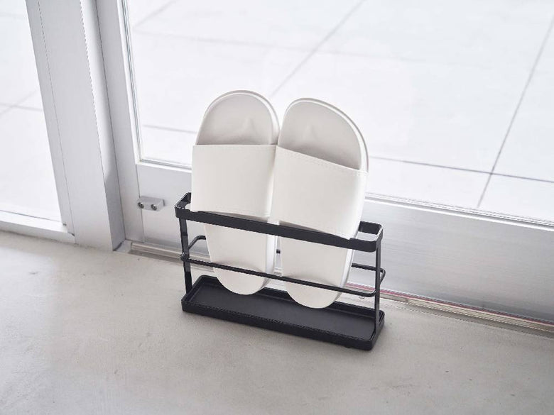 tower/タワーのツーウェイベランダスリッパラック。スチール製でトレーとフィルムフックが付属し、ベランダの壁に取り付け可能なデザイン。