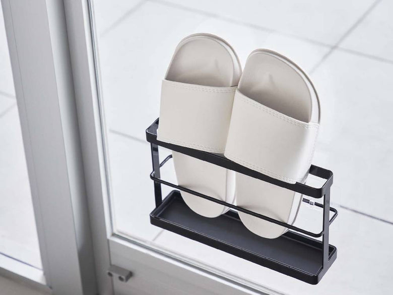 シルバー色のスチール製ツーウェイベランダスリッパラック トレー付きの収納棚