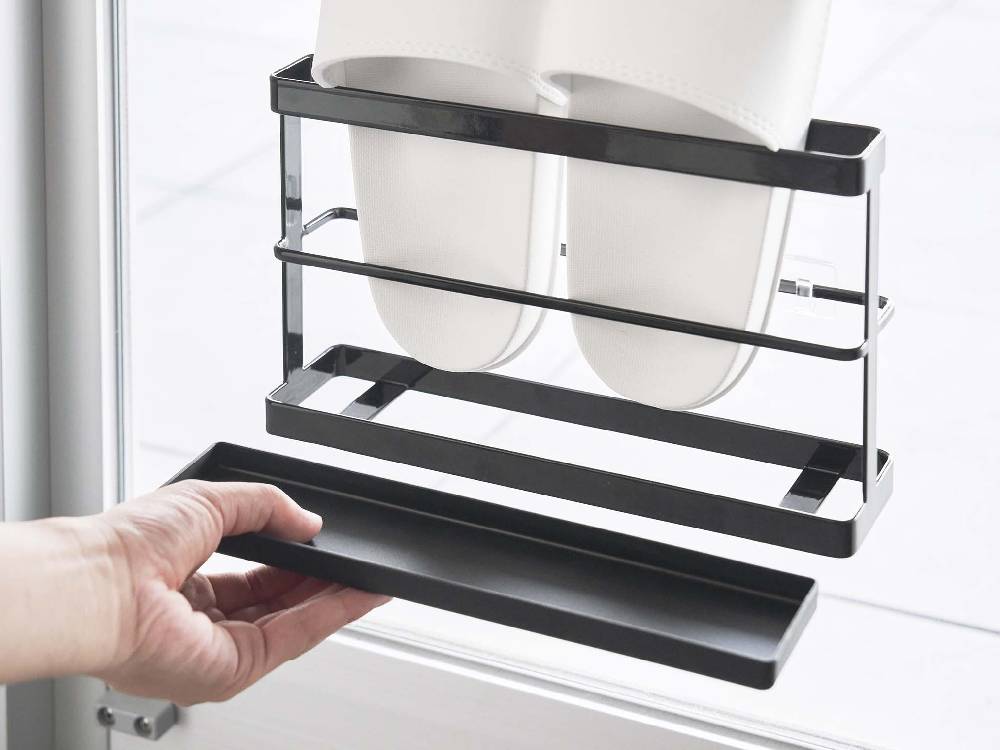 スチール製のトレー付きベランダスリッパラックが棚に設置された様子