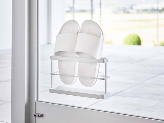 トレー付きの銀色スリッパラックがベランダに設置されている様子