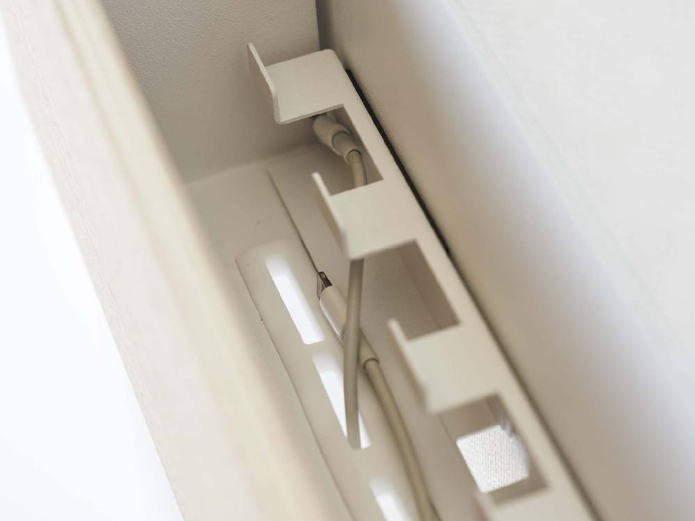 木製のRIN／リン タブレット＆リモコンホルダーが壁に取り付けられている様子