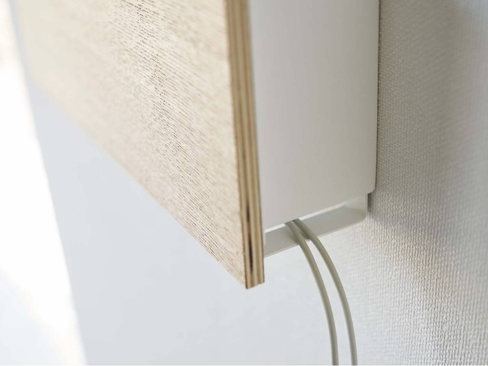 木製のインテリアフロアに設置された【RIN/リン】石こうボード対応タブレット＆リモコンホルダー