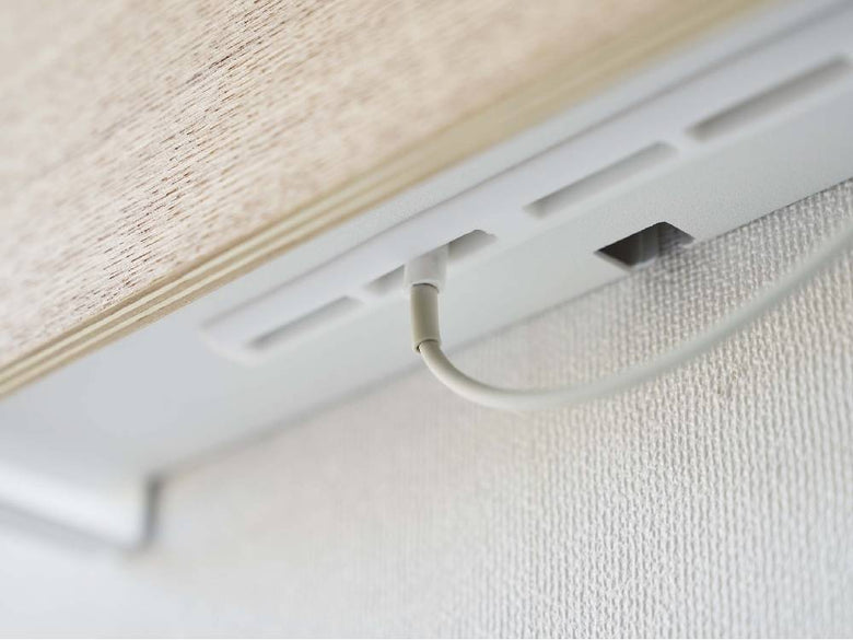 硬木フローリングに設置された石こうボード対応タブレット＆リモコンホルダー