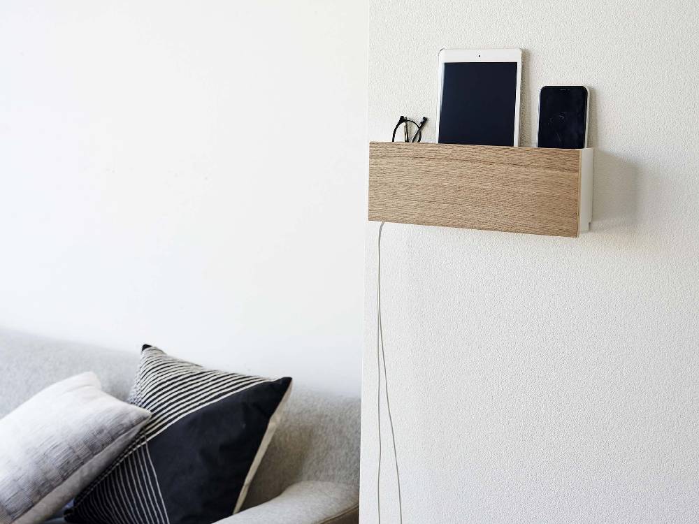 石こうボードに取り付けられたタブレットとリモコンホルダー