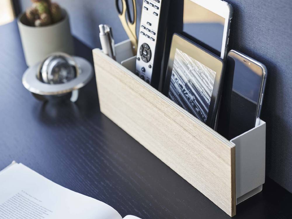 石こうボードに取り付けられた【RIN/リン】タブレット＆リモコンホルダー