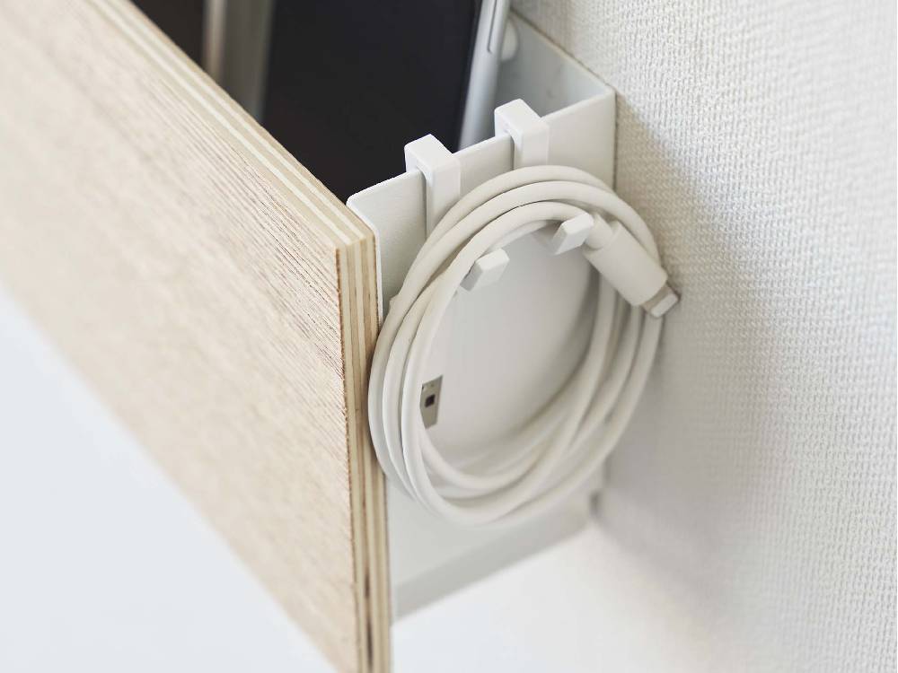 天然木とスチール製の壁取り付け型タブレット＆リモコンホルダー。電気ケーブルが整理されたデザイン