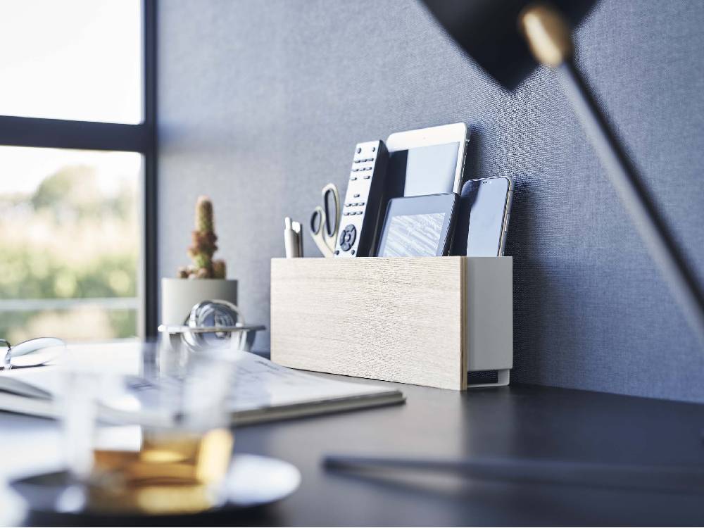 石こうボードに取り付けられた【RIN/リン】タブレット＆リモコンホルダーの実物