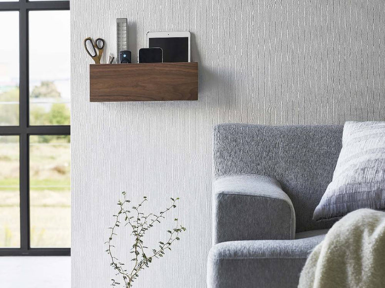 リビングルームの棚に設置された【RIN/リン】石こうボード対応タブレット＆リモコンホルダーと、スピーカーや観葉植物、ランプが調和したモダンな家具インテリア