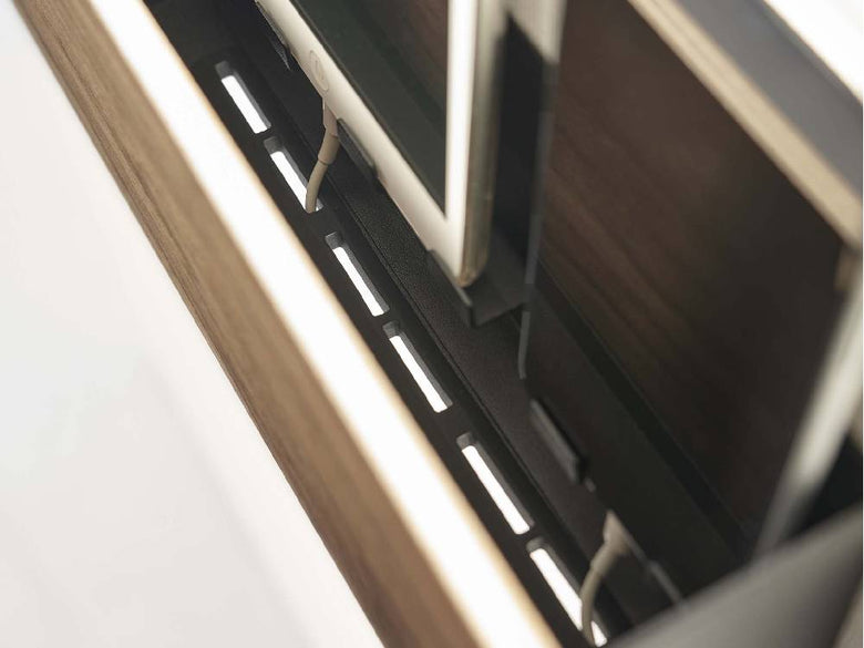 銀色のスチールと木目調の「RIN/リン」タブレット＆リモコンホルダーが石こうボードの壁に取り付けられている様子