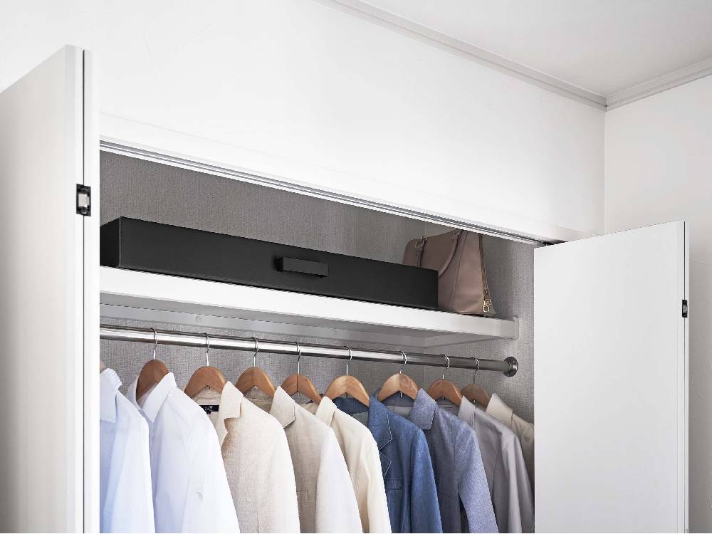 タワー型着物収納ボックスがキャビネットの棚に整然と並べられている様子