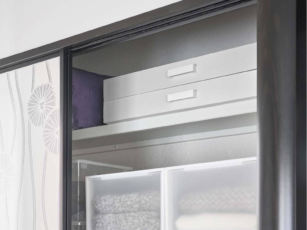 灰色のタワー型着物収納ボックス。複数の棚と引き出しを備えた衣類収納用キャビネット。