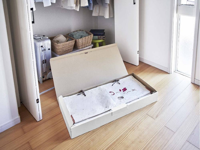 【tower/タワー】着物収納ボックスの木製キャビネットと引き出しが配置された収納家具