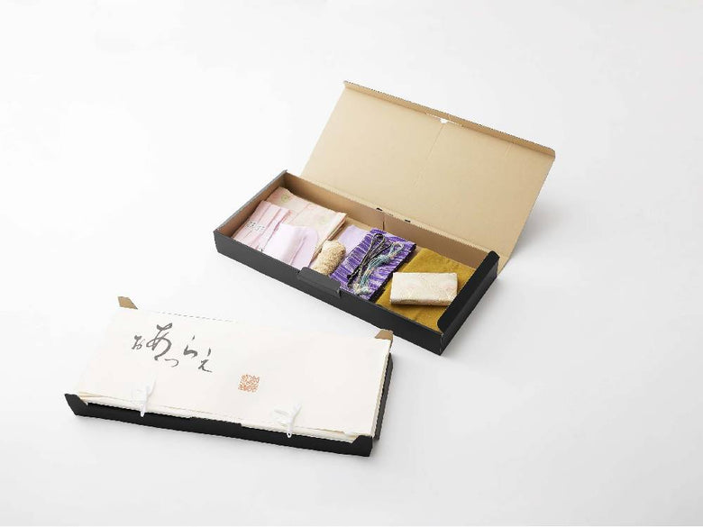 タワー式の紙製着物収納ボックス。ABS樹脂の取っ手が付いた二段構造で、サイズは約W90×D43×H10cm。