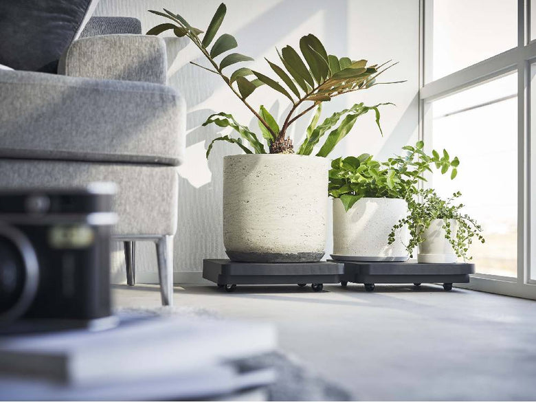 「tower/タワー」自立型正方形台車に花鉢やハーブが配置されたリビングルームのインテリア