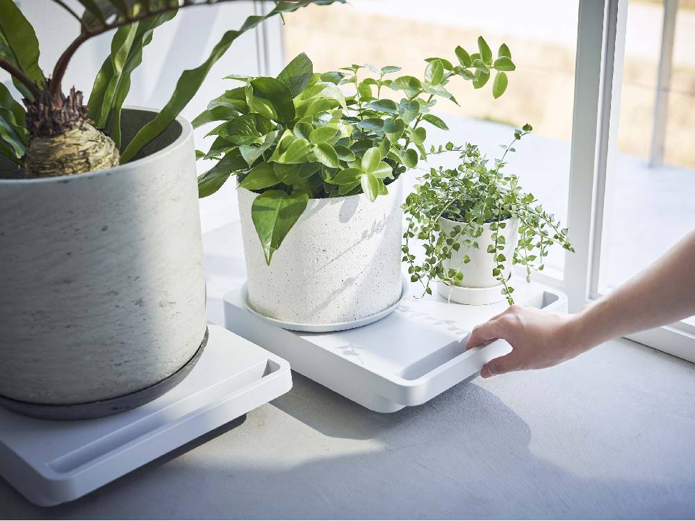 自立型正方形台車【tower/タワー】。ポリプロピレン製で耐荷重40kg、スチールキャスターを装備