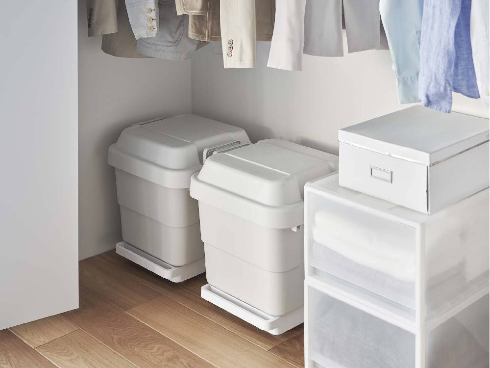 towerタワーの自立式正方形台車に棚と収納バスケットが備わっており、家庭用品が整理されている様子