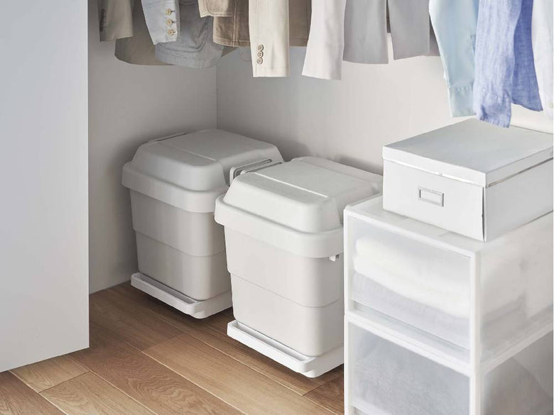 towerタワーの自立式正方形台車に棚と収納バスケットが備わっており、家庭用品が整理されている様子