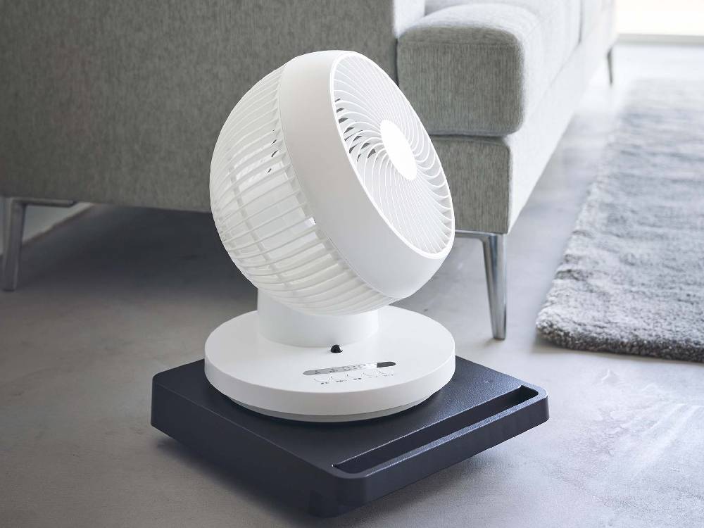 正方形の自立型台車「tower」。ポリプロピレン製天板に電子機器や家電を配置でき、スチールキャスターを備えて約40kgの荷重に対応するホーム用デザイン