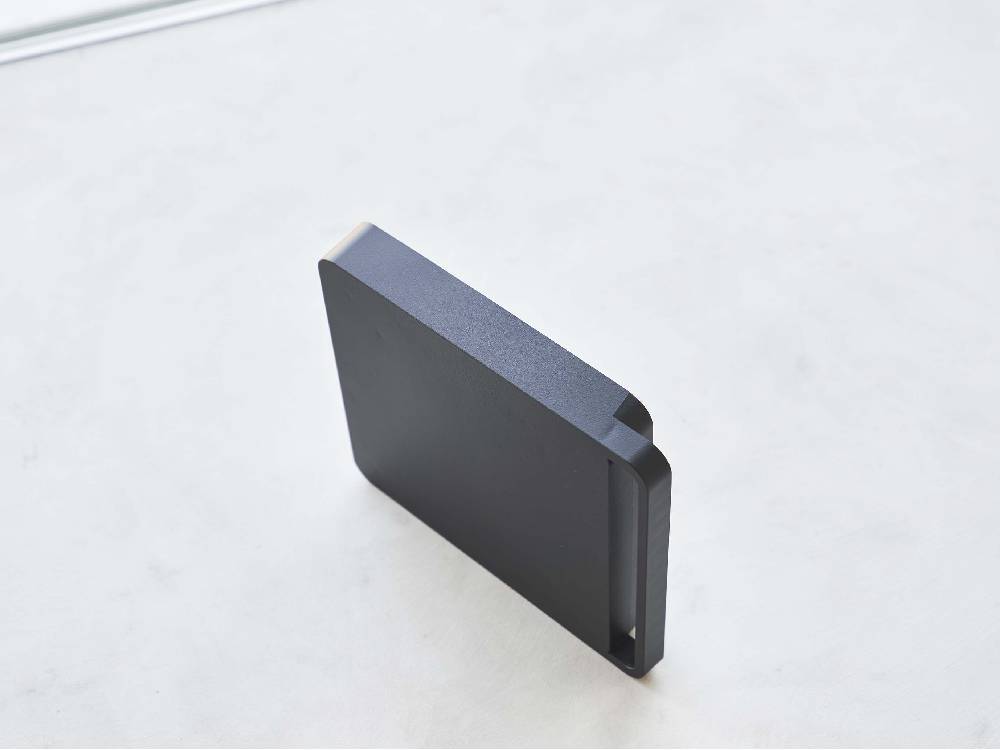 ポリプロピレン製の灰色自立型正方形台車。スチールキャスターが付いており、約40kgの荷重に耐えるガジェット。