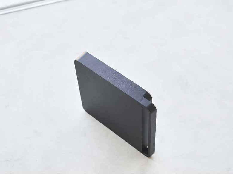 ポリプロピレン製の灰色自立型正方形台車。スチールキャスターが付いており、約40kgの荷重に耐えるガジェット。