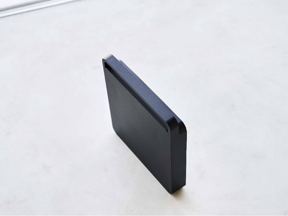 「tower/タワー」自立型正方形台車、銀色のポリプロピレン製でスチールキャスターを搭載、耐荷重40kg