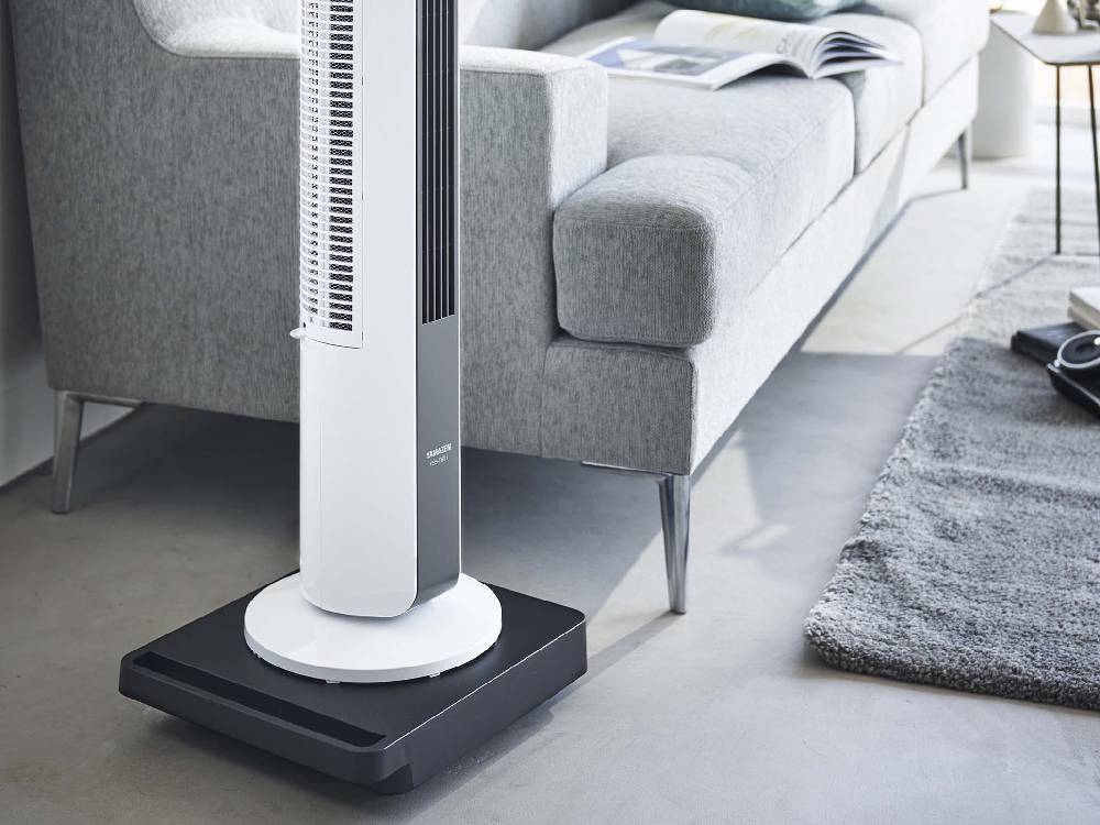 リビングルームに配置されたポリプロピレン製の自立型正方形台車「タワー」、スチールキャスター付き