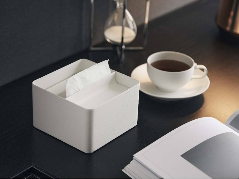 【tower/タワー】蓋付きハーフティッシュケース。銀色のスチール製で上品なデザインのティッシュホルダー