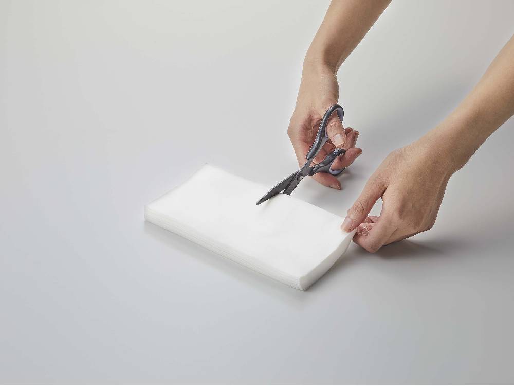 タワー型の蓋付きスチール製ハーフティッシュケース。オフィスやキッチンに最適なデザイン