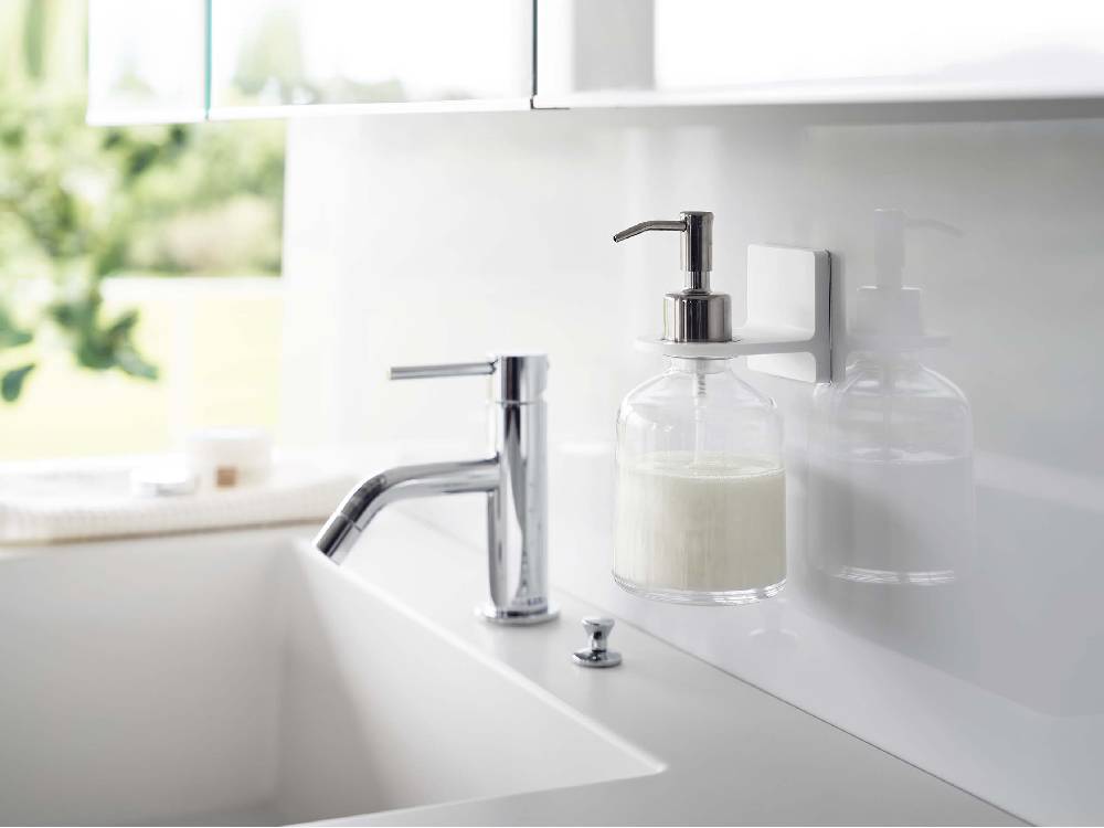 浴室のシンクに設置された【MIST/ミスト】フィルムフックディスペンサーホルダーとソープディスペンサー
