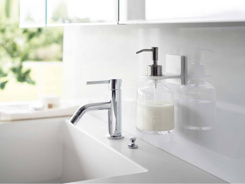 浴室のシンクに設置された【MIST/ミスト】フィルムフックディスペンサーホルダーとソープディスペンサー