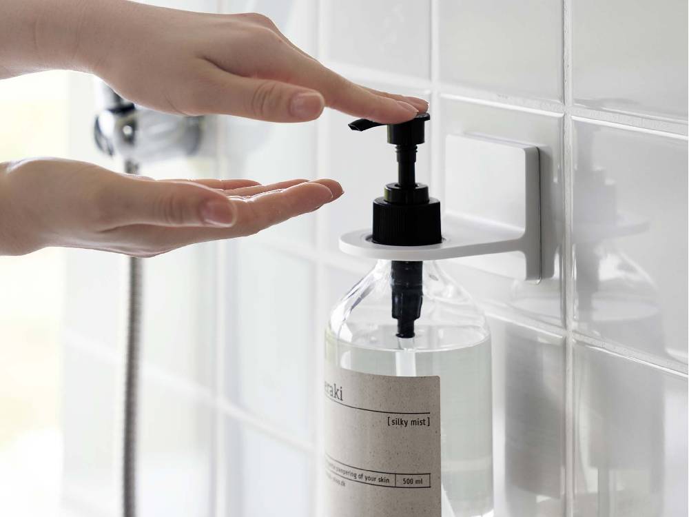 シンクに取り付けられた【MIST/ミスト】フィルムフックディスペンサーホルダー。ABS樹脂製ホルダーに石鹸ディスペンサーとプラスチックボトルが設置されています。